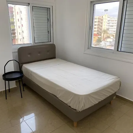 شقة 2 Bedroom In Center! 9 *